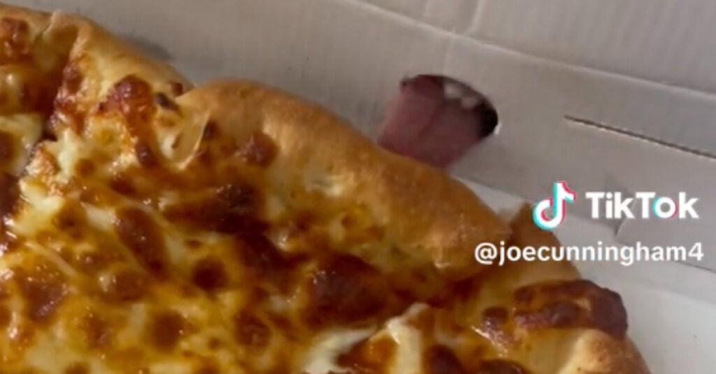 Chien gourmand devient une star des réseaux sociaux avec cette incroyable vidéo de pizza !