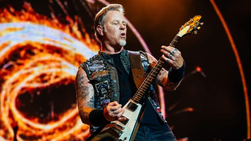 Incroyable : Un fan s’infiltre lors d’un concert de Metallica, le public envoûté !