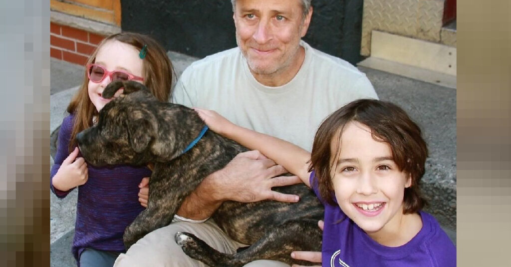 Animaux : Jon Stewart en larmes pour son chien disparu, comment vous aussi pouvez agir !