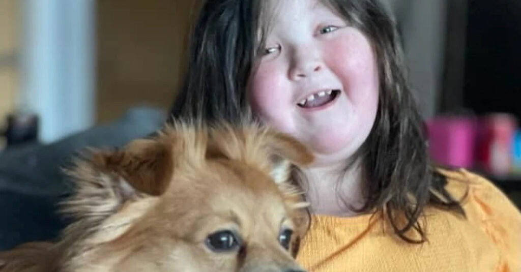 Découvrez le combat d’une jeune femme atteinte d’un syndrome rare pour aider les chiens d’assistance