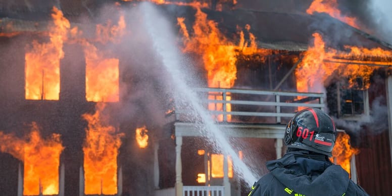 Vidéo : un petit être courageux survit miraculeusement à un incendie grâce à l’intervention des pompiers ! 🚒🔥